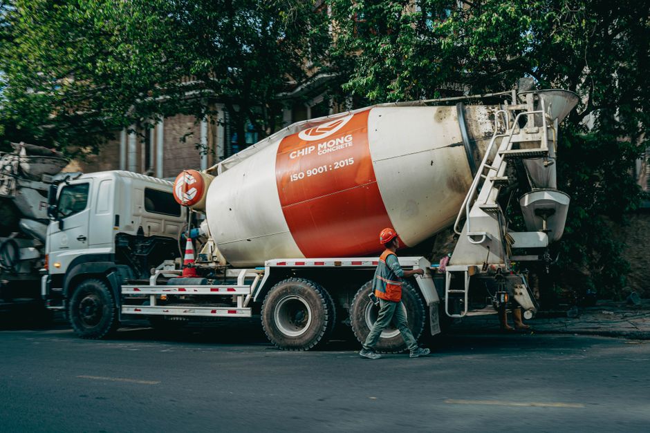 Betonomieszarka w trakcie dostawy betonu na plac budowy domu jednorodzinnego