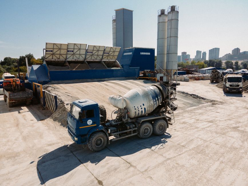 gruszka z betonem rozładowywana na placu budowy