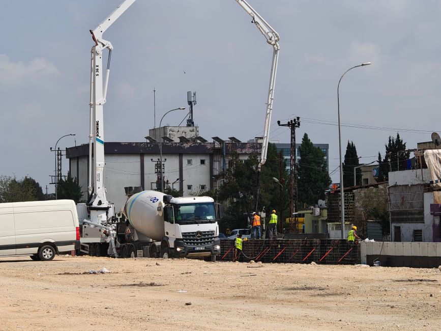 Profesjonalna pompa do betonu podająca mieszankę na plac budowy przez trudny teren