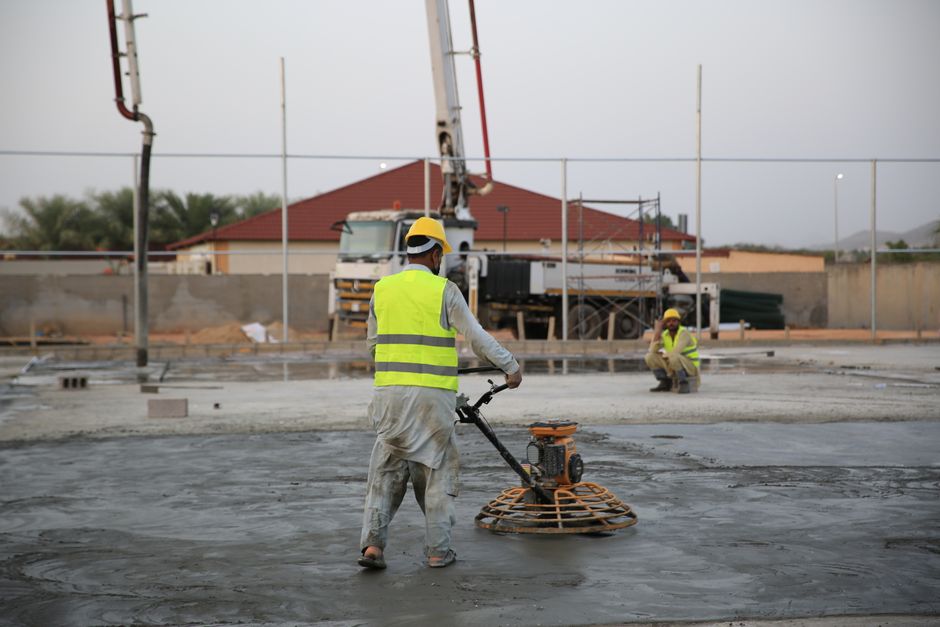 Profesjonalny zespół wylewający beton w garażu jednorodzinnym